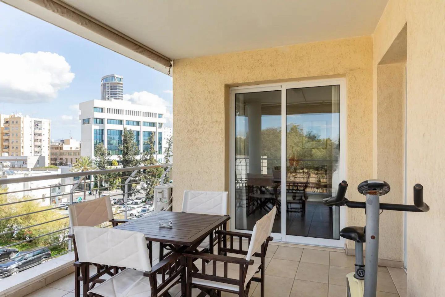 Warm In The Heart Of The Center - Balcony & View Nicosie
