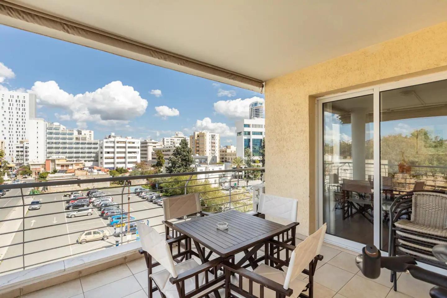 Warm In The Heart Of The Center - Balcony & View Nicosie